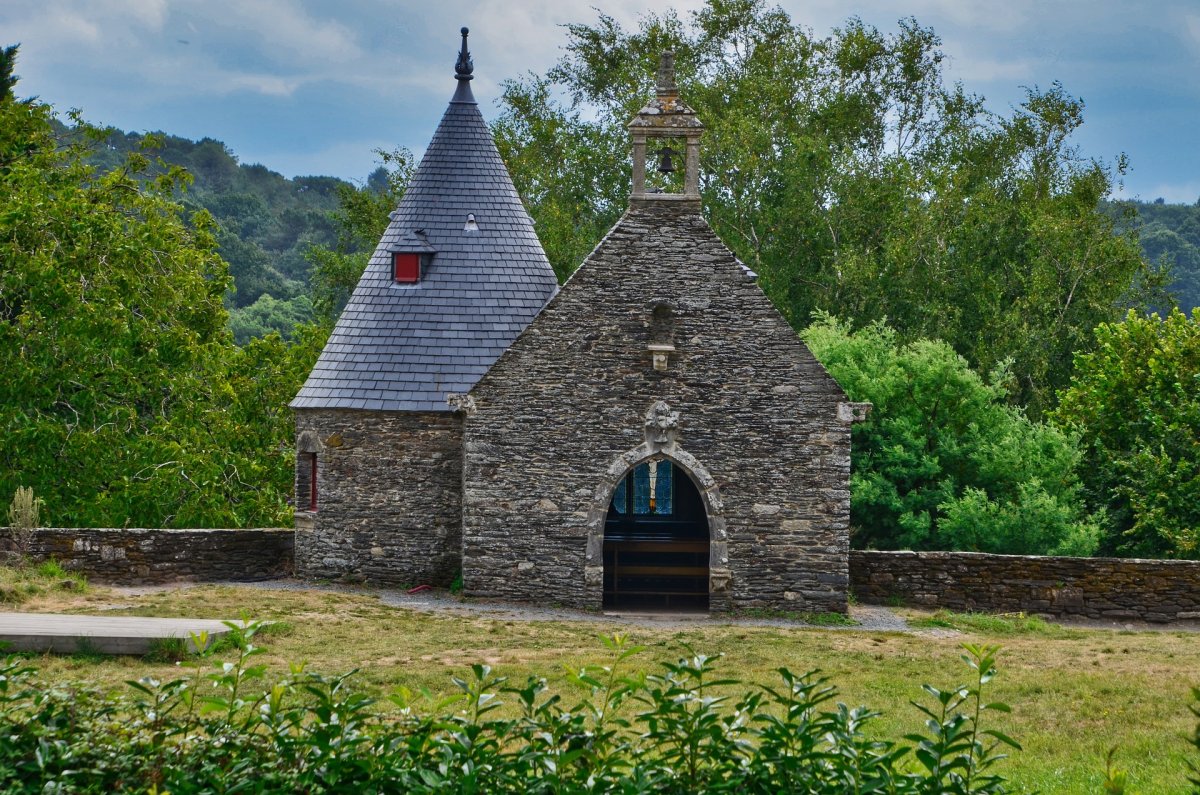 Découvrez la culture locale et le patrimoine de notre belle région, la Bretagne ! chapelle-rochefort-en-terre-patrimoine-bretagne